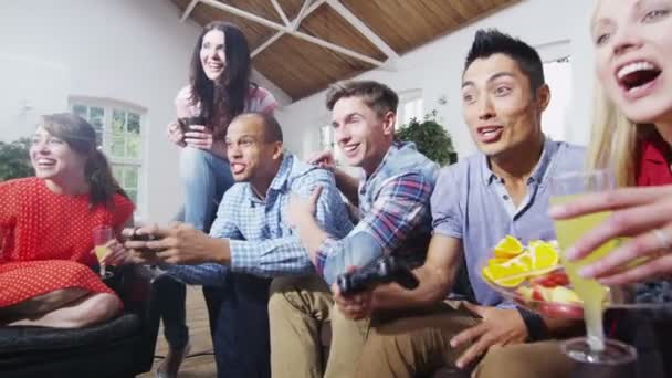 Друзья играют в видеоигры — стоковое видео