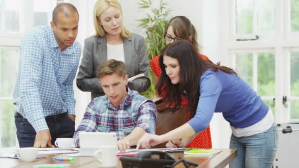 Equipe de negócios olhando para tablet computador — Vídeo de Stock