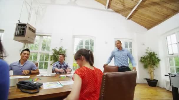 Zakelijke team in ontspannen interne vergadering — Stockvideo