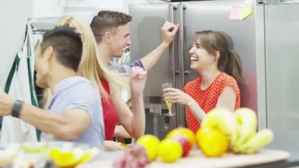Casal flertando juntos na festa . — Vídeo de Stock