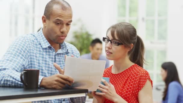 Equipo de negocios charlando y discutiendo trabajo — Vídeos de Stock