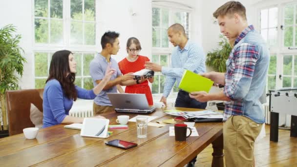 Lluvia de ideas del equipo de marketing — Vídeo de stock