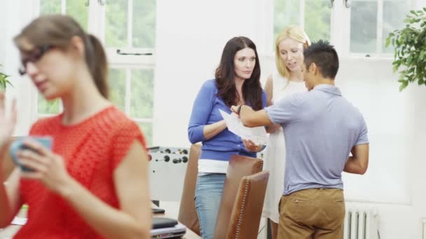 Equipo de negocios charlando y discutiendo trabajo — Vídeos de Stock