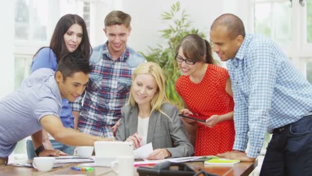 Equipo de negocios con tableta ordenador — Vídeos de Stock