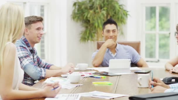 Equipo de negocios en reunión de empresa relajada — Vídeo de stock