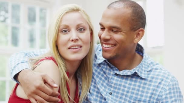 Casal feliz vídeo conversando — Vídeo de Stock