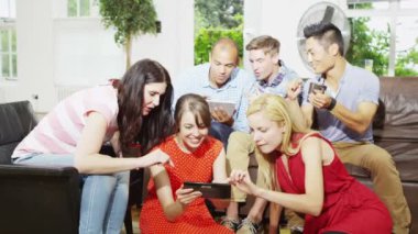 bilgisayar tablet üzerinde oyun oynarken arkadaşları