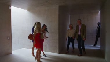 farklı bir grup insan yapı aracılığıyla yürüyor