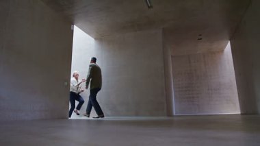 Olgun çift binaya yürüyüş