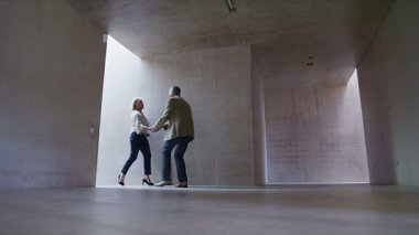 Olgun çift binaya yürüyüş