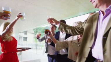 arkadaşlar çeşitli grup yükseltmek için tost gözlük