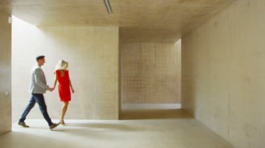 paylaşmayı durdurma oluşturmaya doğru yürüyen çift öpücük