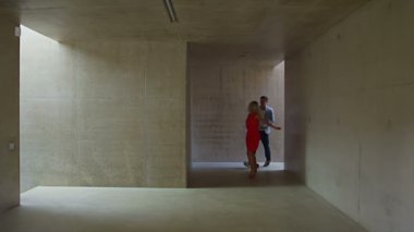 genç bir çift binaya yürüyüş