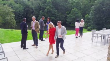 parti açık, elele çift içecekler