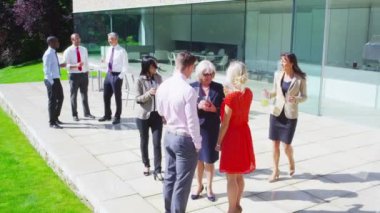 Dışarıda içerken sohbet arkadaş grubu