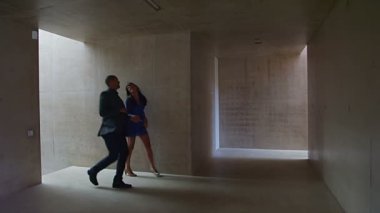 genç bir çift binaya yürüyüş