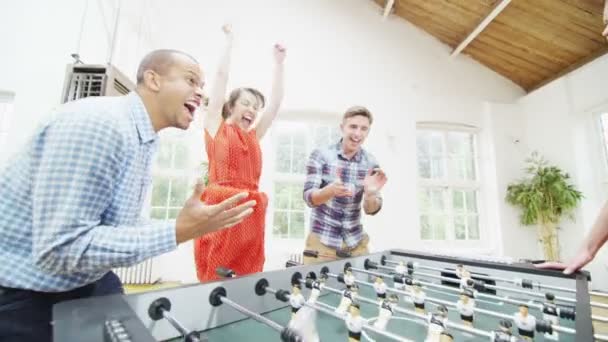 Vrienden spelen het spel van tafelvoetbal — Stockvideo