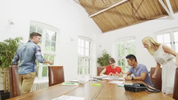 Equipo de negocios en oficina informal relajada — Vídeo de stock