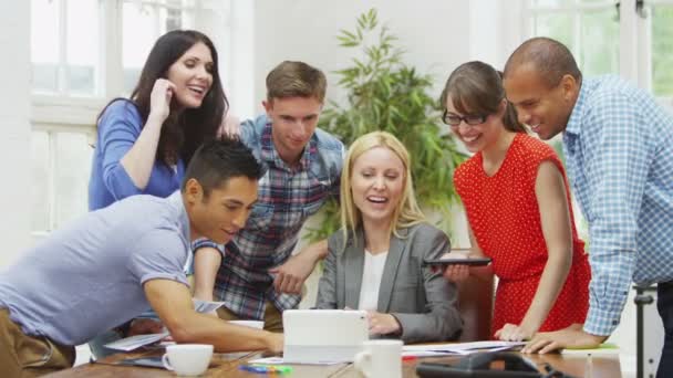 Gruppo di lavoro guardando tablet computer — Video Stock