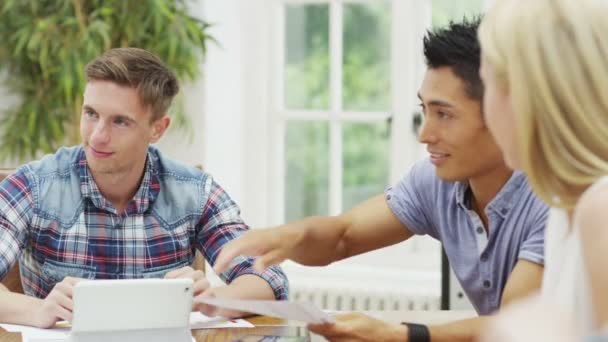 Femme d'affaires se tourne pour sourire à la caméra 