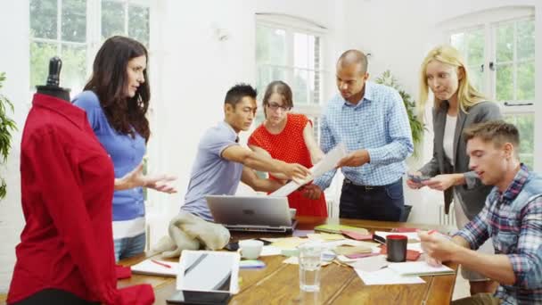 Equipe de design de moda brainstorming — Vídeo de Stock