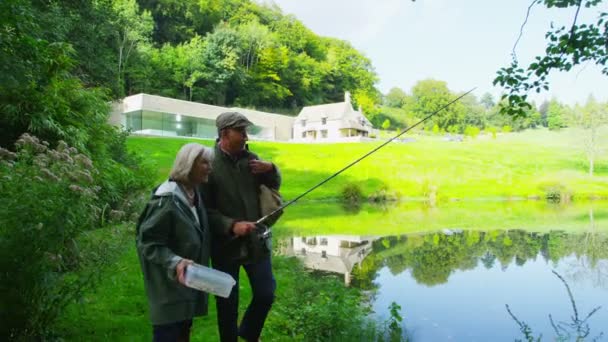Пара насолоджується риболовлею на озері — стокове відео