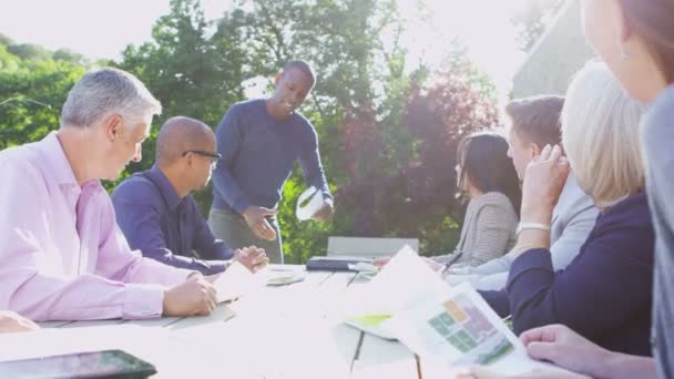 Unternehmensgruppe bei Treffen im Freien — Stockvideo