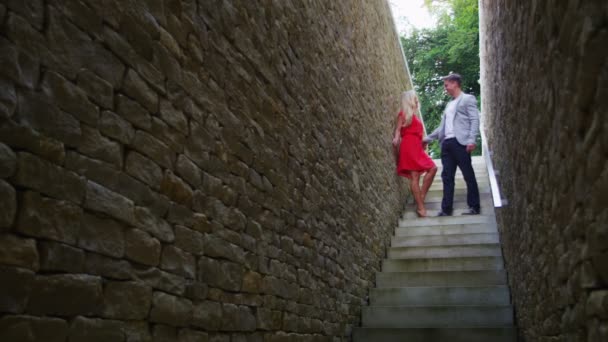 Par promenader ner uppsättning sten trappor — Stockvideo