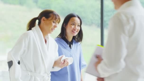 Travailleur médical aide le patient à marcher sur des béquilles — Video