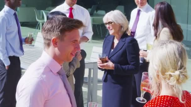 Grupo de amigos charlando sobre bebidas al aire libre — Vídeo de stock