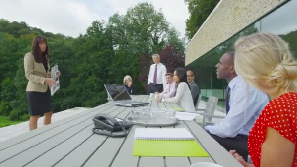 Equipo de negocios en reunión al aire libre — Vídeos de Stock