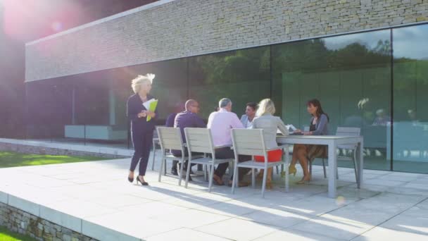 Equipo de negocios diverso en reunión al aire libre — Vídeo de stock