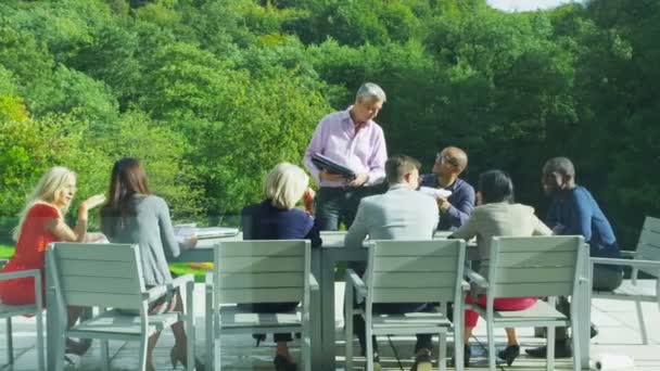 Business team in outdoor meeting — Stock Video
