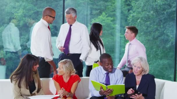 Retrato del equipo de negocios sonriente en la oficina — Vídeo de stock