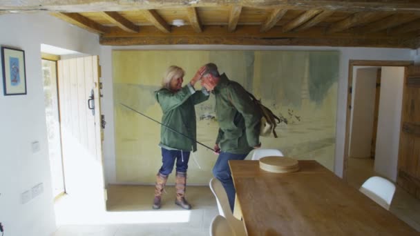 Couple d'âge mûr quitter la maison pour le voyage de pêche — Video