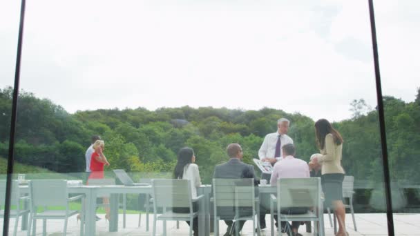 Equipo de negocios en reunión al aire libre — Vídeo de stock