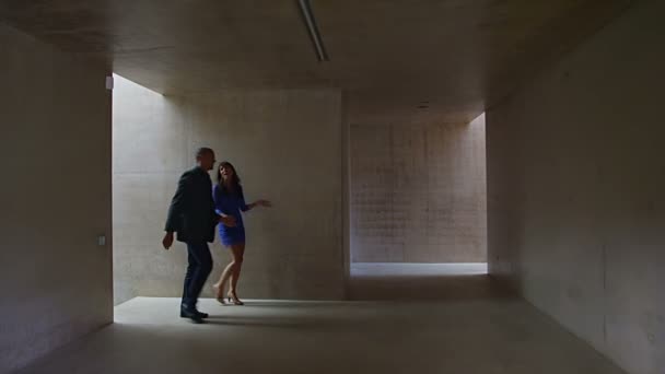 Young couple walking through building — Stock Video