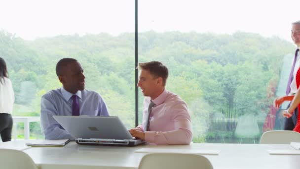 Zwei Geschäftsleute arbeiten im Amt zusammen — Stockvideo