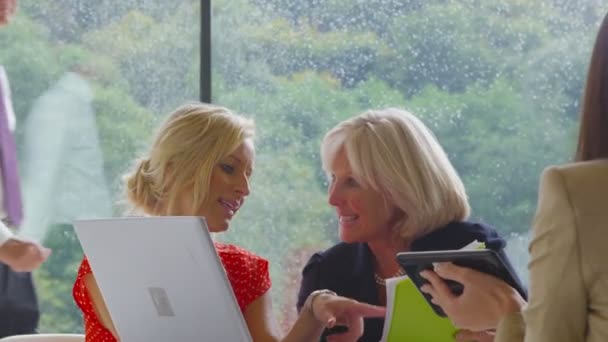 Iki iş kadınları ofisinde toplantıda birlikte çalışma — Stok video