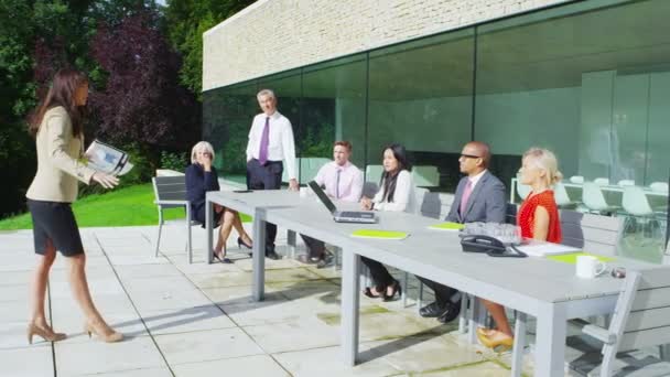 Equipe de negócios diversa em reunião ao ar livre — Vídeo de Stock