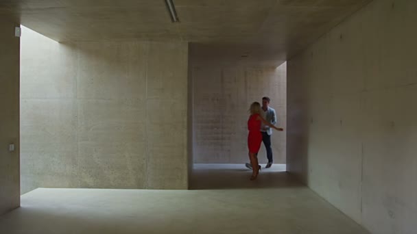 Jeune couple marchant à travers le bâtiment — Video