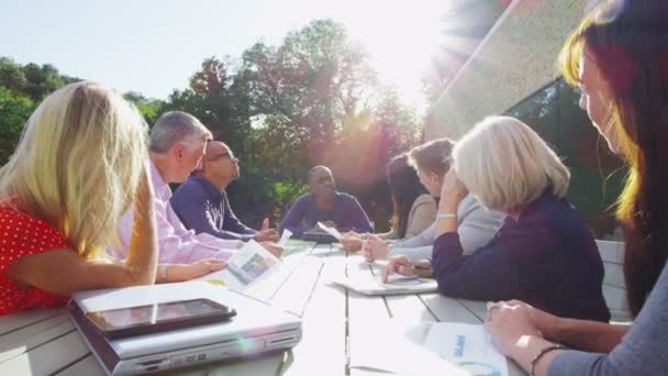 Equipo de negocios diverso en reunión al aire libre — Vídeo de stock