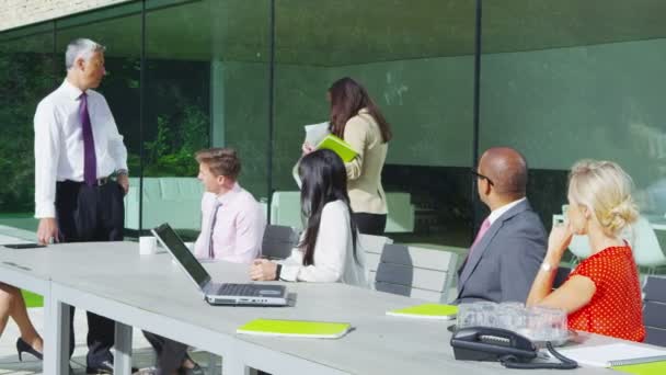 Equipo de negocios diverso en reunión al aire libre — Vídeos de Stock