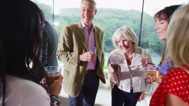 Divers groupes d'amis bavardant autour d'un verre 