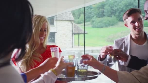 Divers groupes d'amis lever des verres pour porter un toast 