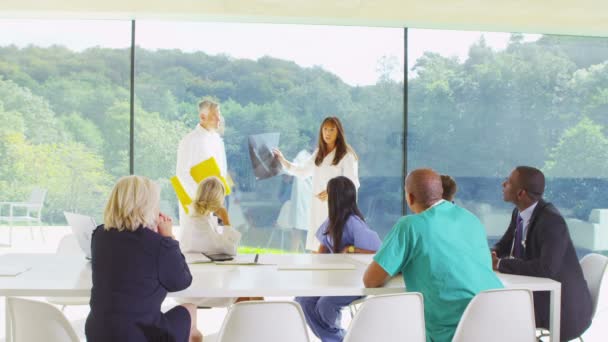 Medisch team bespreken x ray van patiënt — Stockvideo