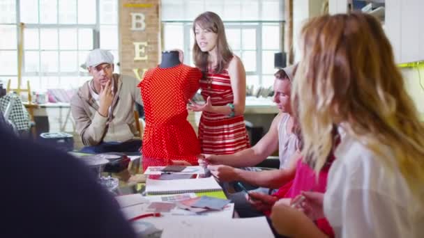 Équipe de conception, remue-méninges pour des idées 