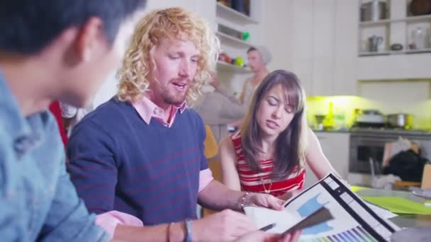 Équipe de conception, remue-méninges pour des idées 