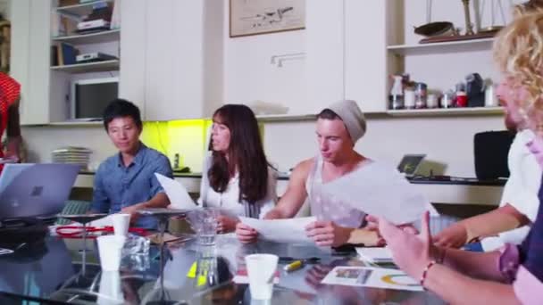 Équipe de conception créative en réunion d'affaires 