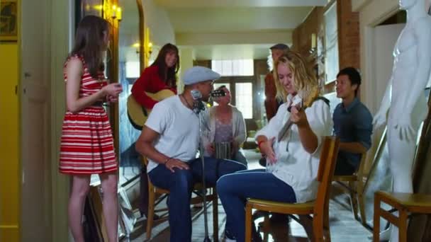 Funky hipster amis dans le groupe 